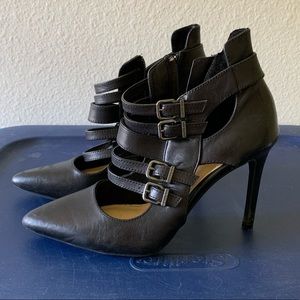 Black strappy leather Gianni Bini heels